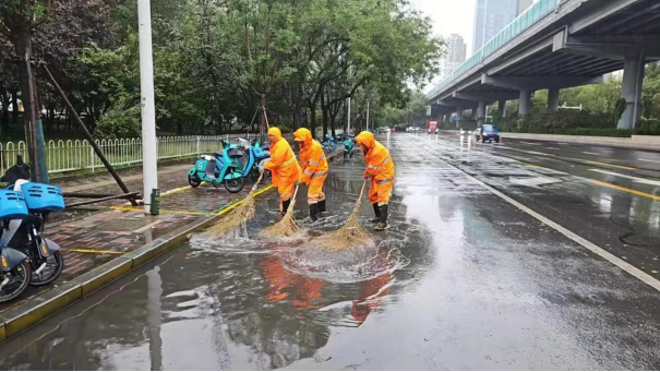 2_fororder_裕华区：环卫工人雨中坚守 保障道路洁净畅通293