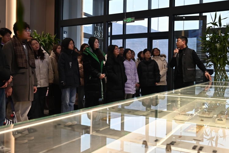 河北遵化：返乡大学生实地感受家乡产业新气象_fororder_诚联恺达工作人员为返乡大学生介绍产品。王雯雯 摄