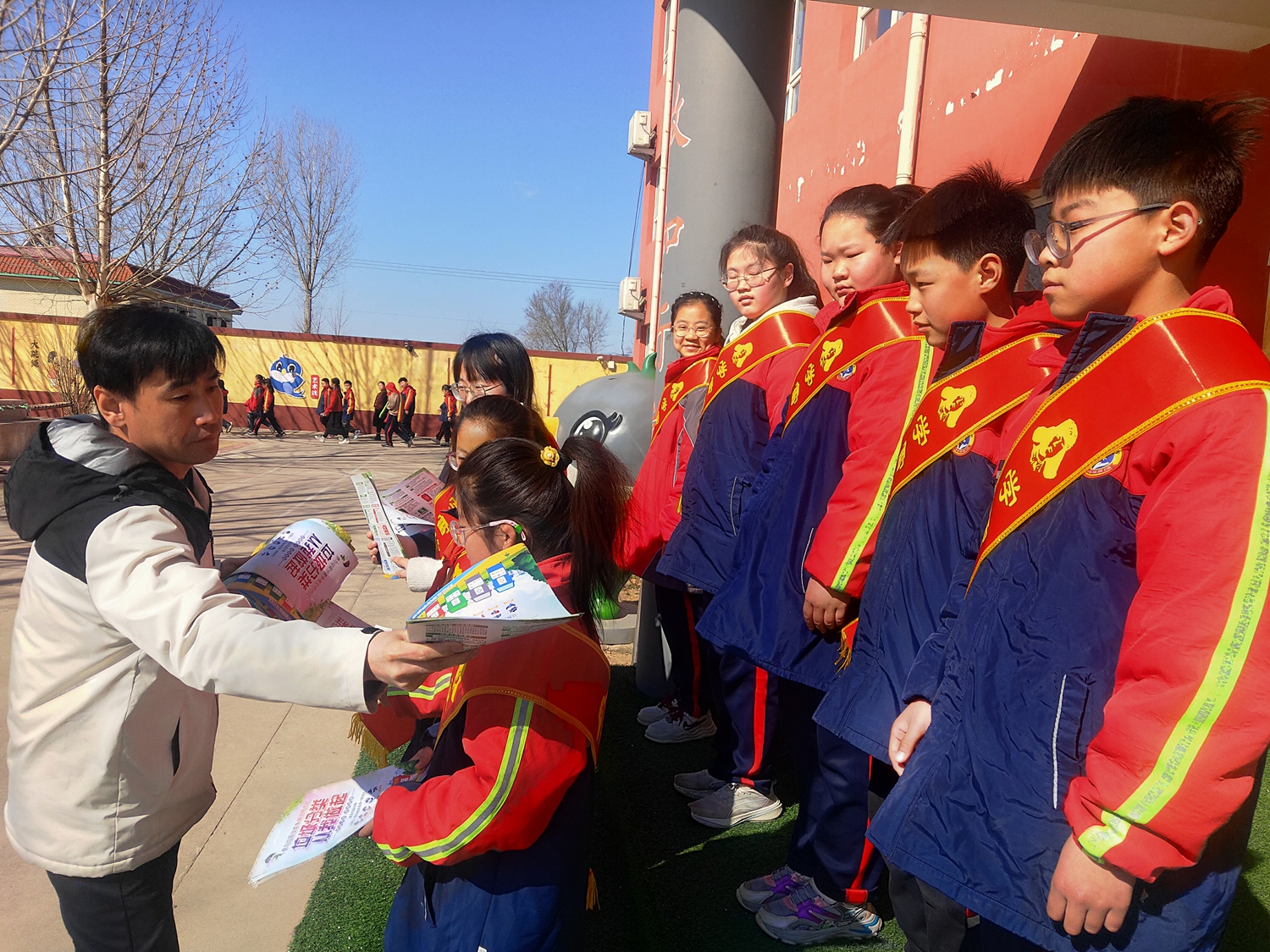 保定市满城区：传承雷锋精神 共筑绿色家园_fororder_满城区许村学校开展学雷锋志愿活动 摄影 王丽