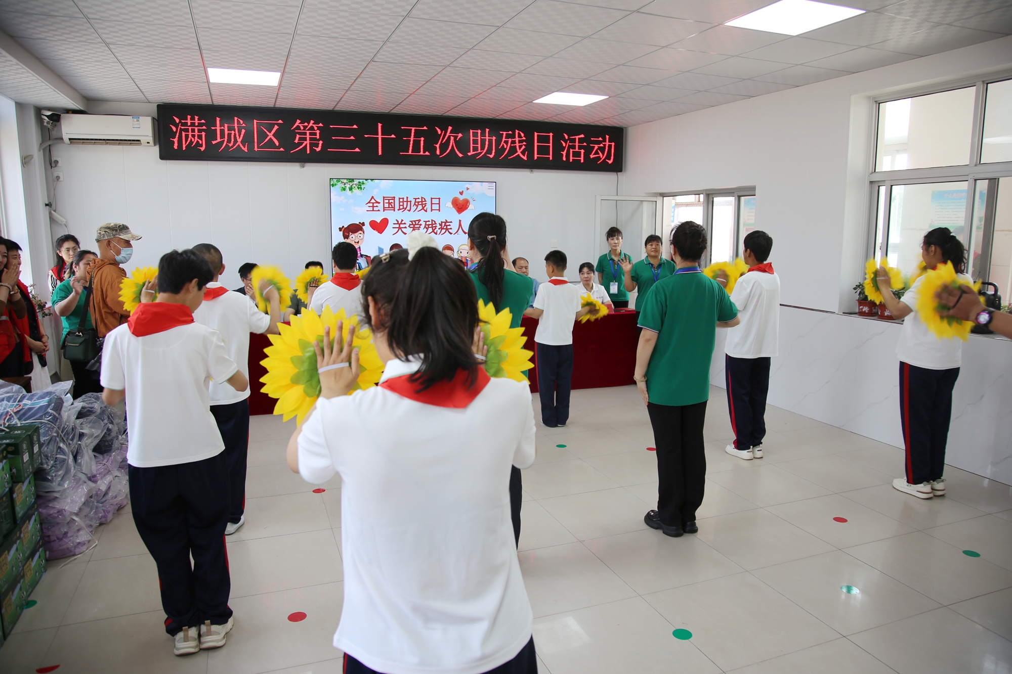 保定市满城区：凝聚社会合力 共筑助残暖阳_fororder_满城区特殊教育学校师生表演《愿所有美好如期而至》节目 摄影 张辰泽.JPG
