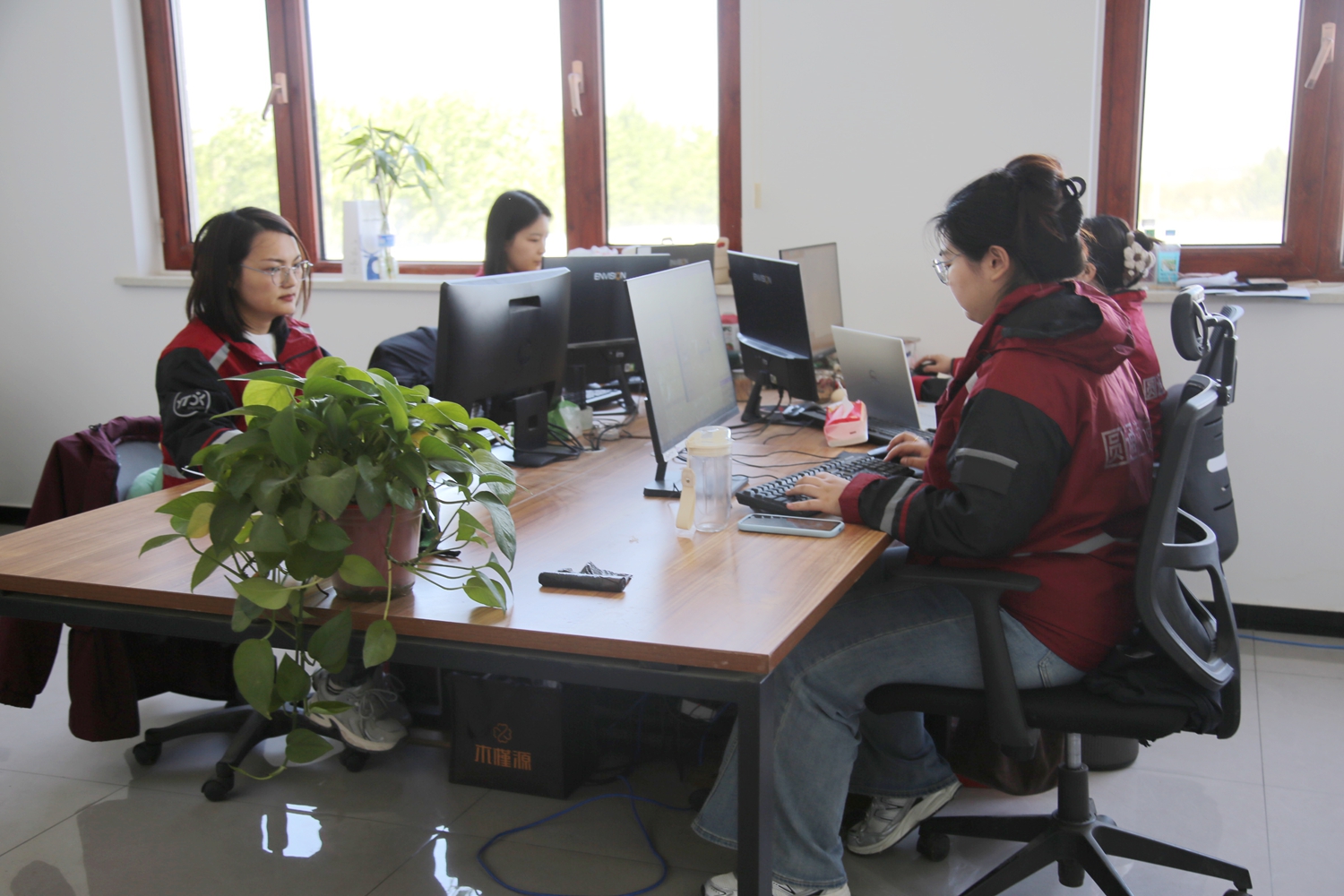 保定市满城区：“数智化”赋能助力快递业“加速跑”_fororder_快递客服人员线上回复客户问题 摄影 张辰泽.JPG