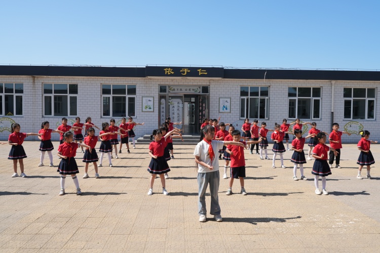 河北迁安：传承国学经典 培育儒雅少年_fororder_图为迁安市彭店子镇霍庄小学学生在大课间跳国学操。张泽慧摄.JPG