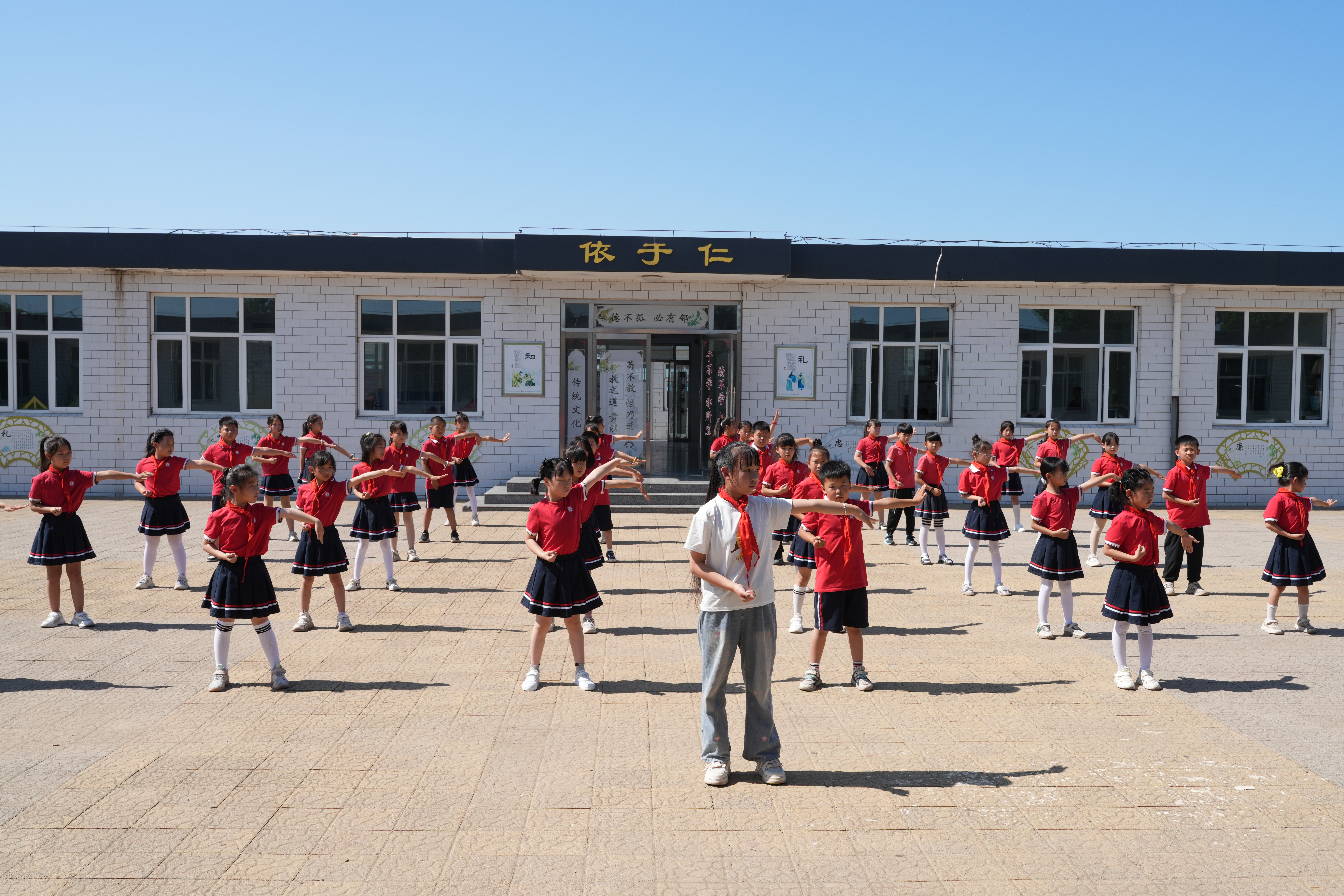 河北迁安：传承国学经典 培育儒雅少年_fororder_图为迁安市彭店子镇霍庄小学学生在大课间跳国学操。张泽慧摄.JPG