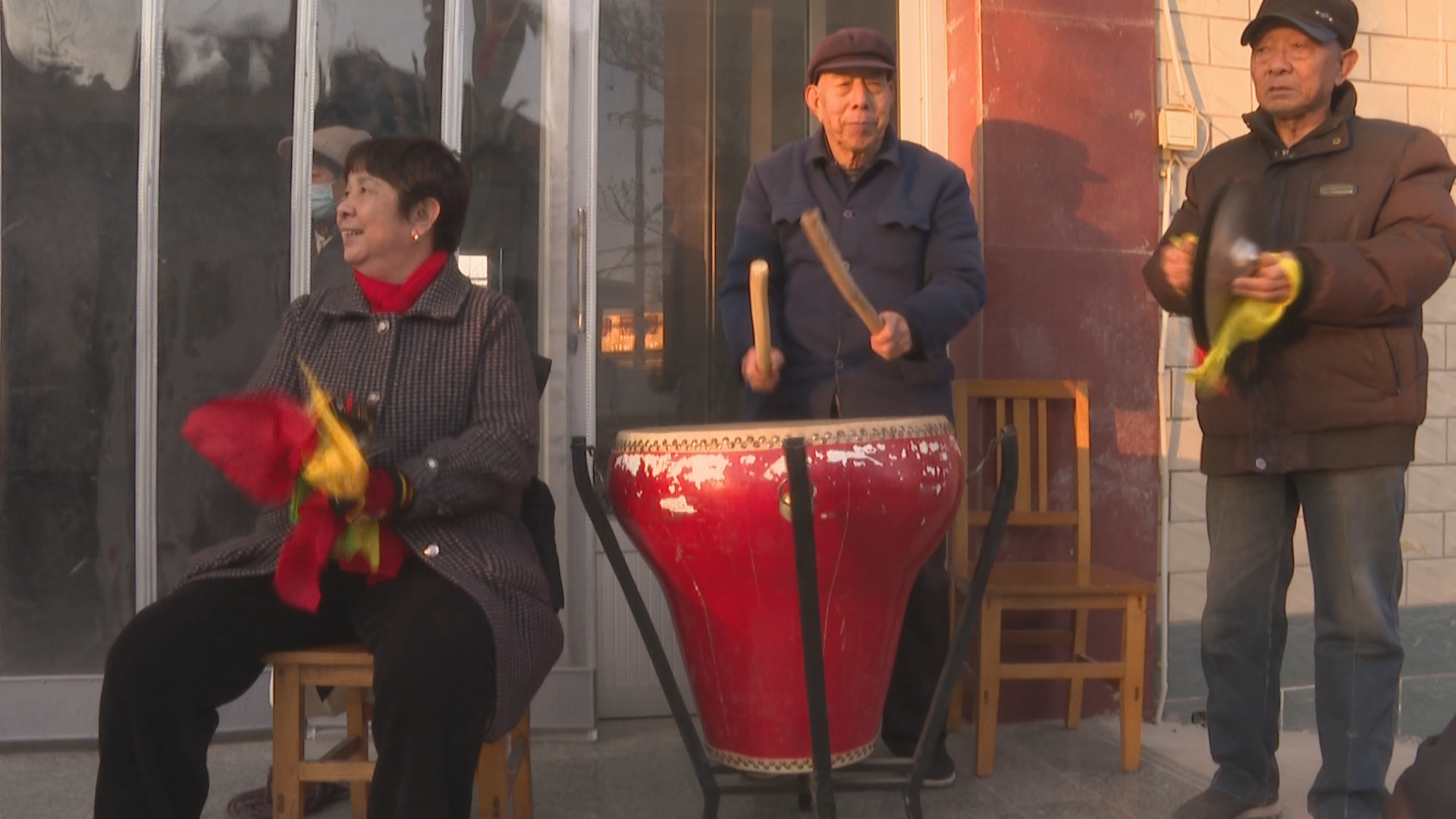 石家庄鹿泉区：花会展演节目拉碌碡演绎传统民俗