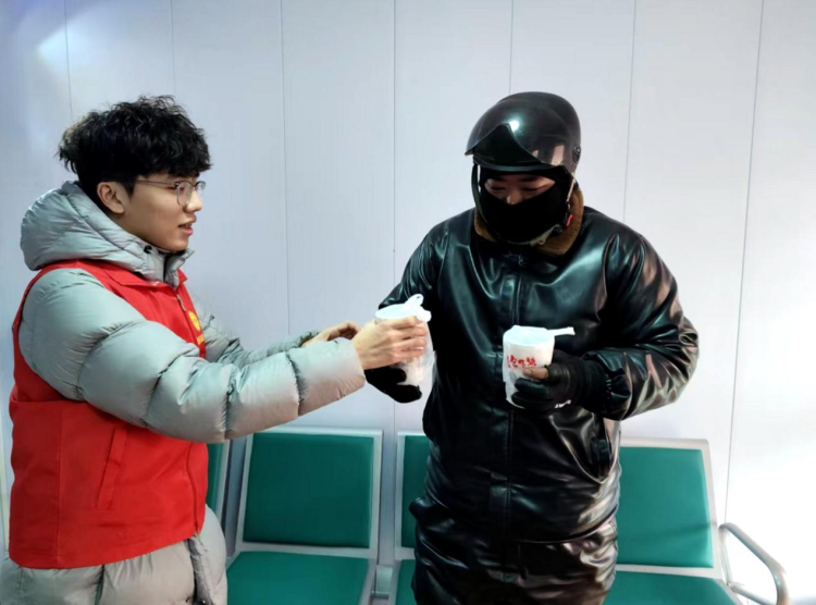 河北泊头：腊八暖“粥”行 温情守护户外劳动者_fororder_图片 1