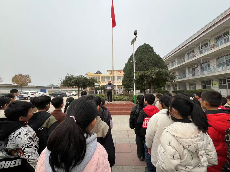 河北唐县：法治润童心 规则伴成长_fororder_升旗仪式下开展讲座