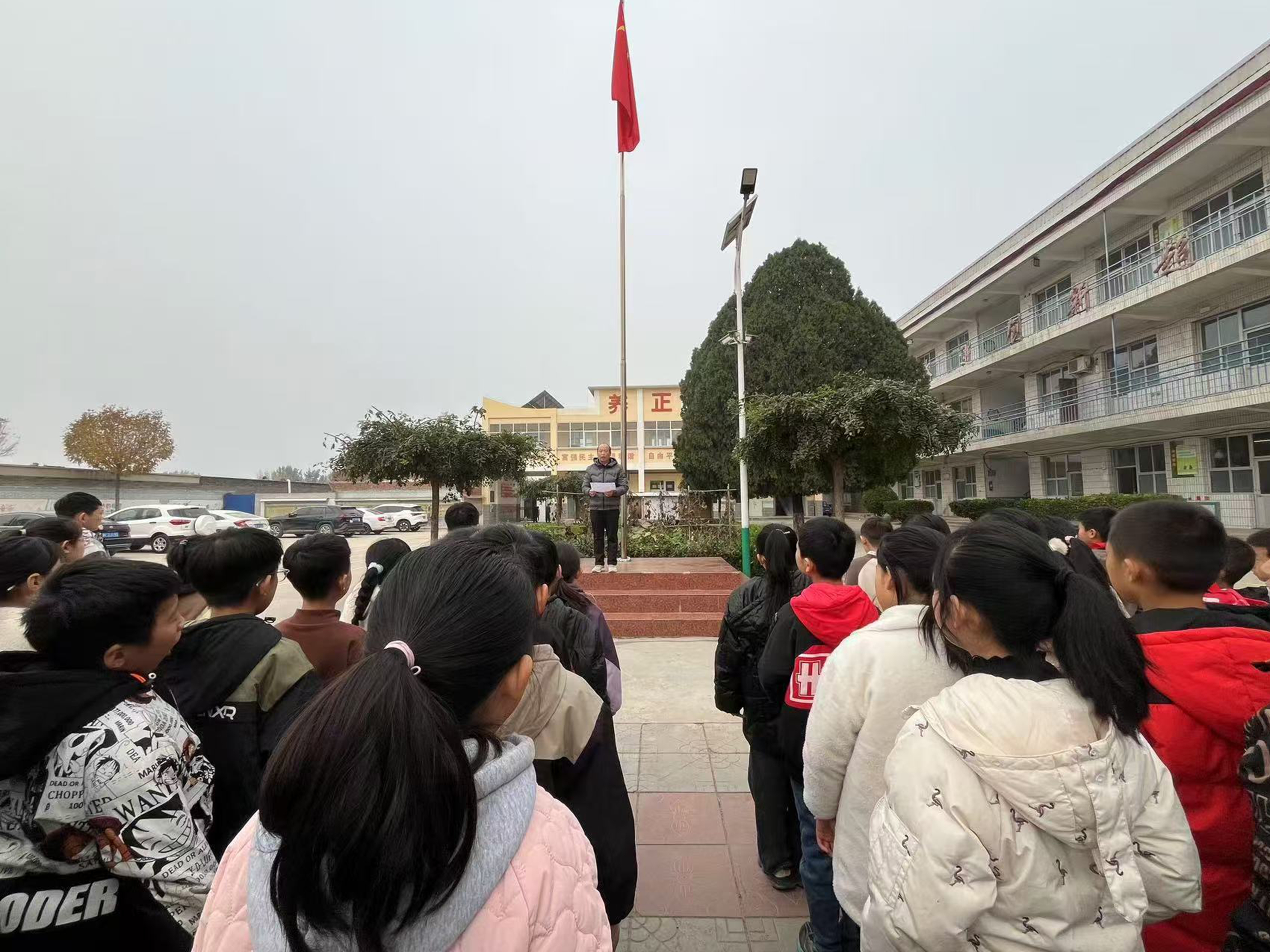 河北唐县：法治润童心 规则伴成长_fororder_升旗仪式下开展讲座