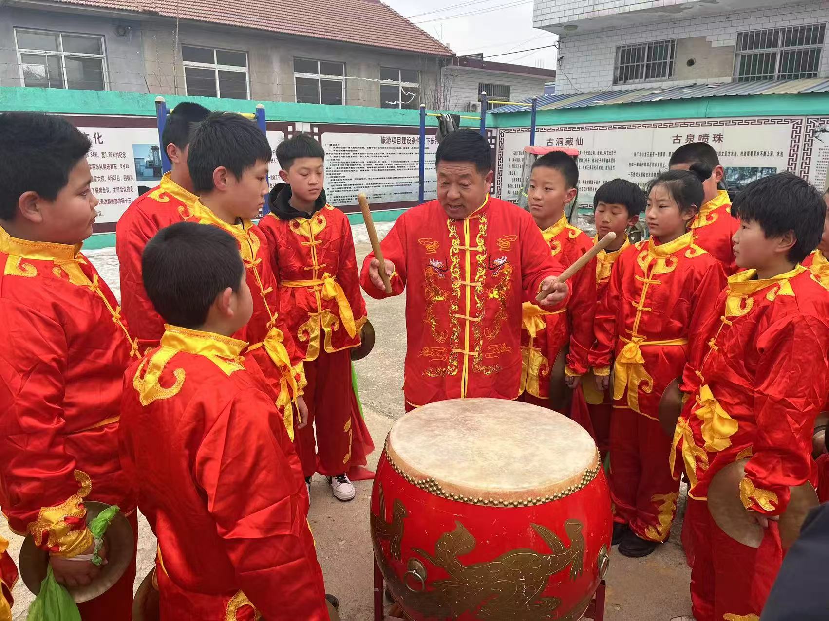 遵化市举办非遗体验青少年传承活动_fororder_图为学生在学习非遗铁厂飞钹  铁厂镇供图