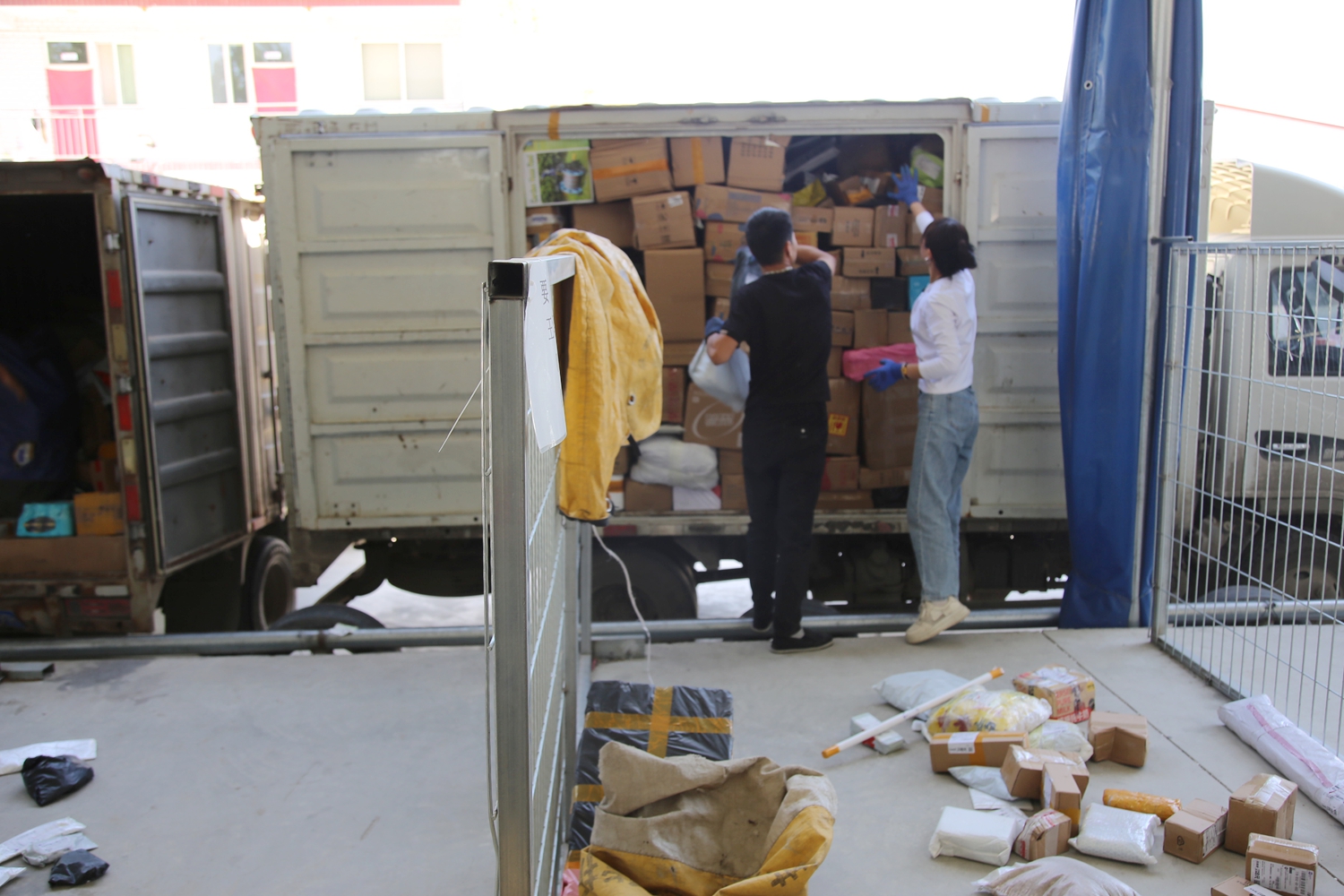 保定市满城区：“数智化”赋能助力快递业“加速跑”_fororder_快递装车 摄影 张辰泽.JPG