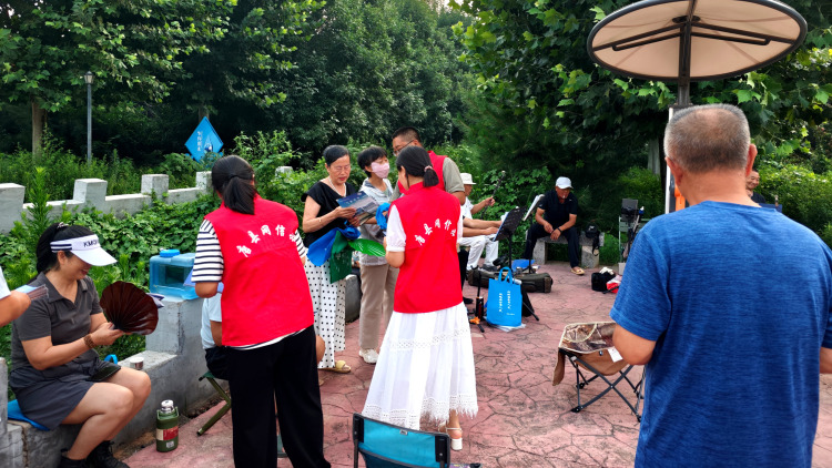 河北唐县：开展“数智赋能 全民共享”主题宣传进公园活动_fororder_工作人员发放宣传资料和宣传手袋 (2)