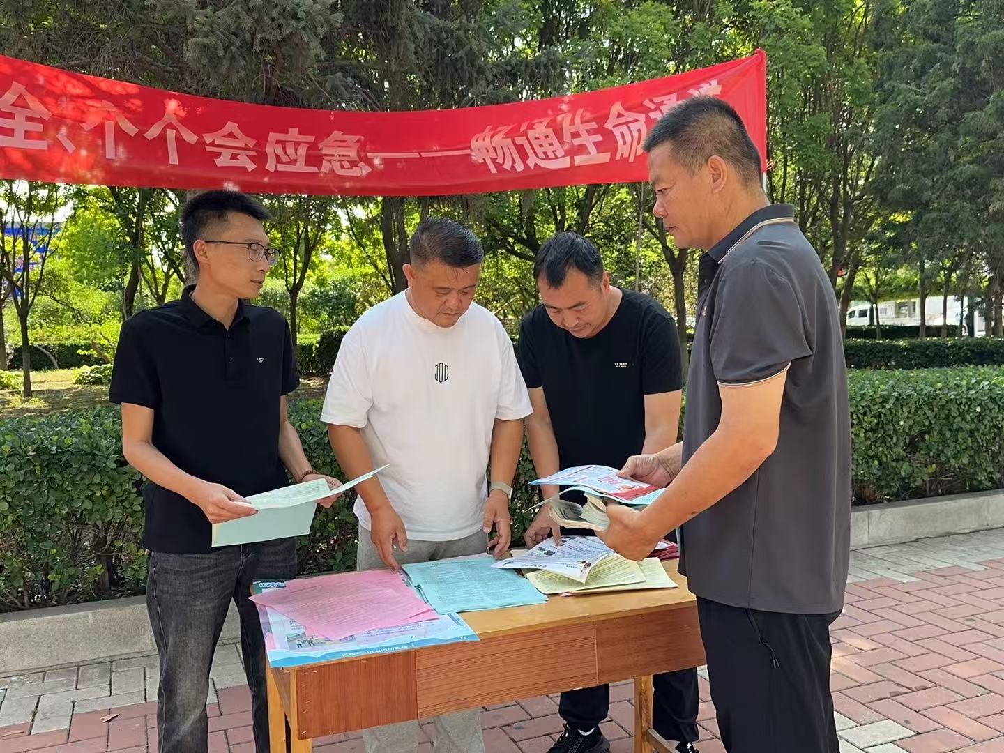 遵化市开展“安全生产月”咨询日活动_fororder_工作人员正在向群众讲解应急知识。王凯丽摄