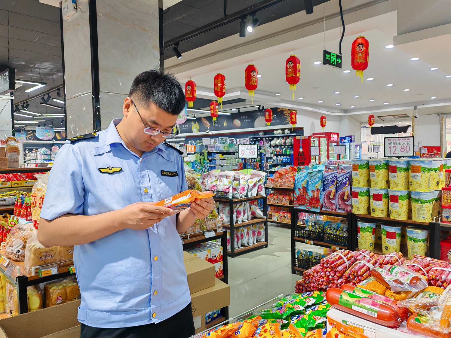 保定市满城区开展端午节前食品安全专项检查_fororder_执法人员查看食品生产保质日期 摄影 刘鑫宇