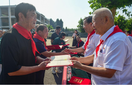 “中国好人”张长生为老区孩子捐献航空器件_fororder_“中国好人”张长生为老区孩子捐献航空器件120
