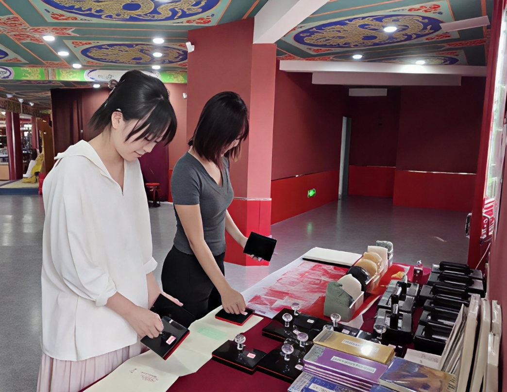 遵化：备好“十一”黄金周文旅佳宴迎客来_fororder_图为游客在清东陵收集印章 清东陵景区供图
