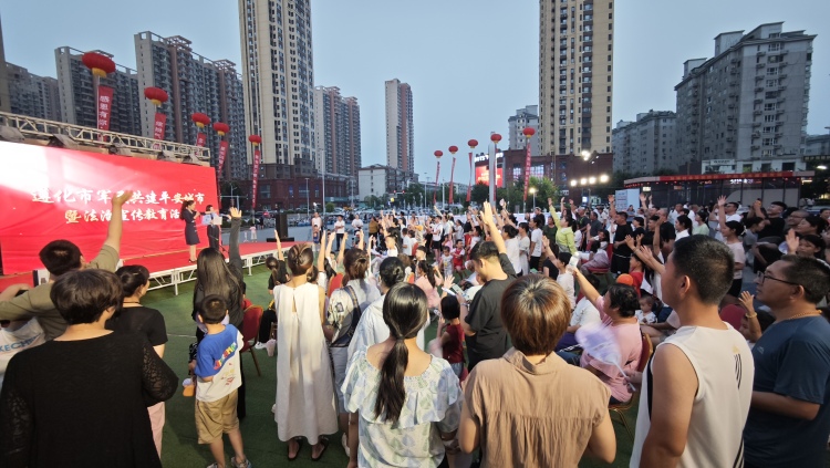 遵化市举办“军民共建平安城市暨法治宣传教育”活动_fororder_图为宣传教育活动现场群众积极参与互动环节 许昊