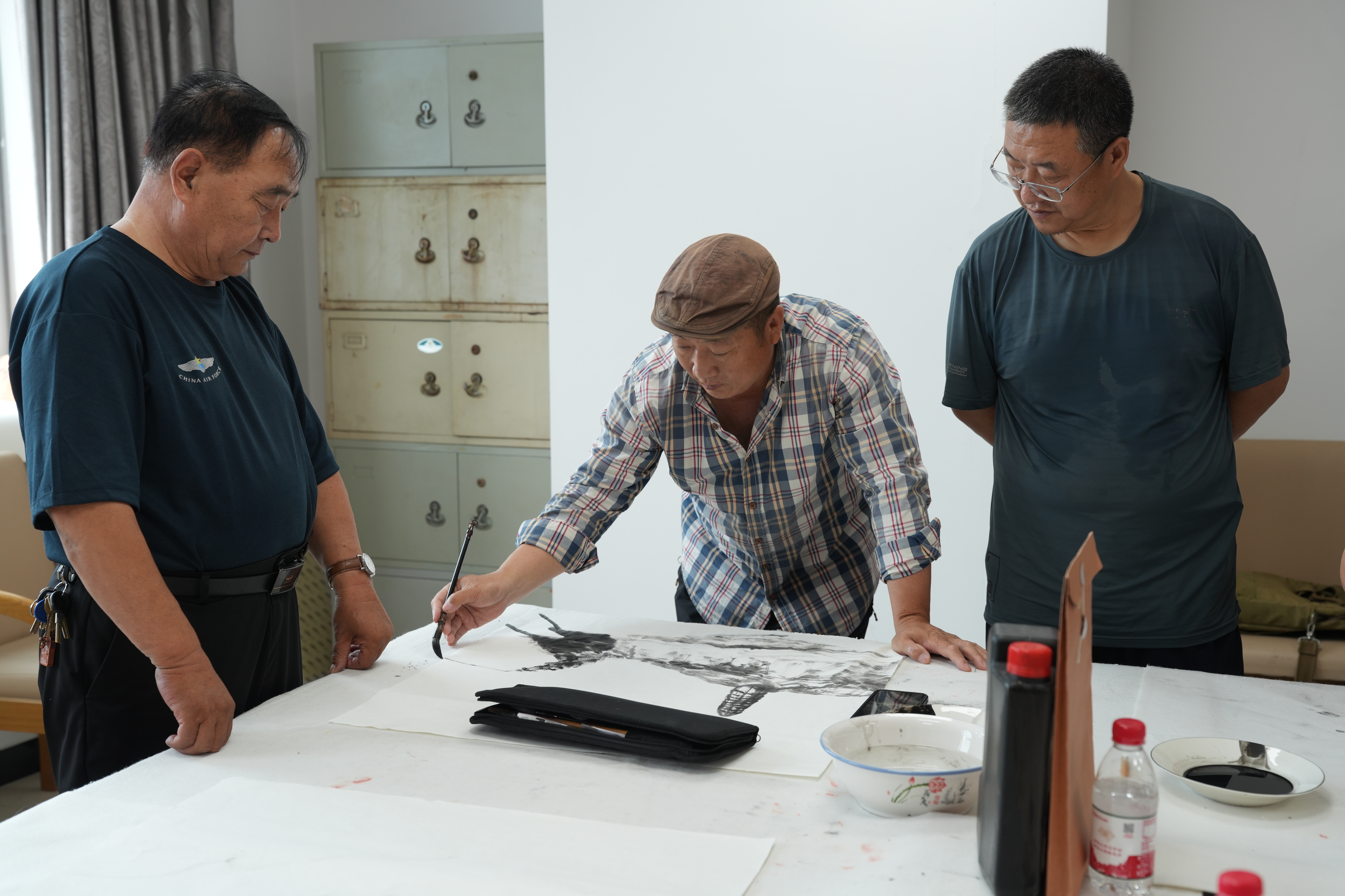 河北迁安：墨染百年峥嵘 笔书向党红心_fororder_6月30日，迁安市书画爱好者正在创作红色主题山水画。张泽慧摄.JPG