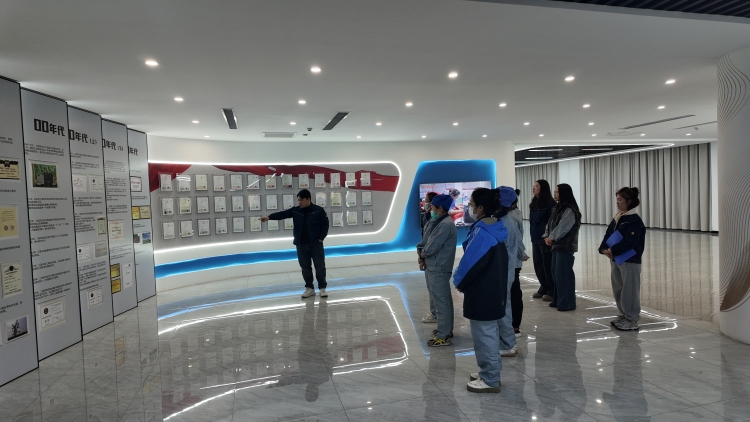 【新春走基层】保定莲池区：企业复工复产忙 全力冲刺“开门红”_fororder_图片三：保定三源纺织科技有限公司正式启动全员销售业务培训及三源文化、产品培训。（李凤苗摄）.JPG