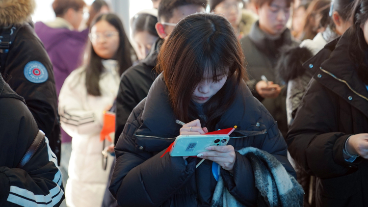 河北迁安：百余名高校学子投身家乡社会实践_fororder_参加社会实践的大学生在启动仪式上，写下对家乡的祝福和未来的期待，马倩 摄.JPG