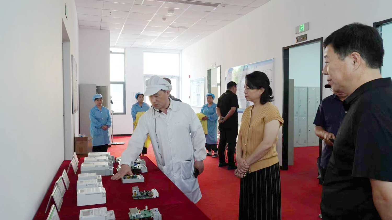 图片默认标题_fororder_现场向与会人员介绍讲解 摄影 高泽涛
