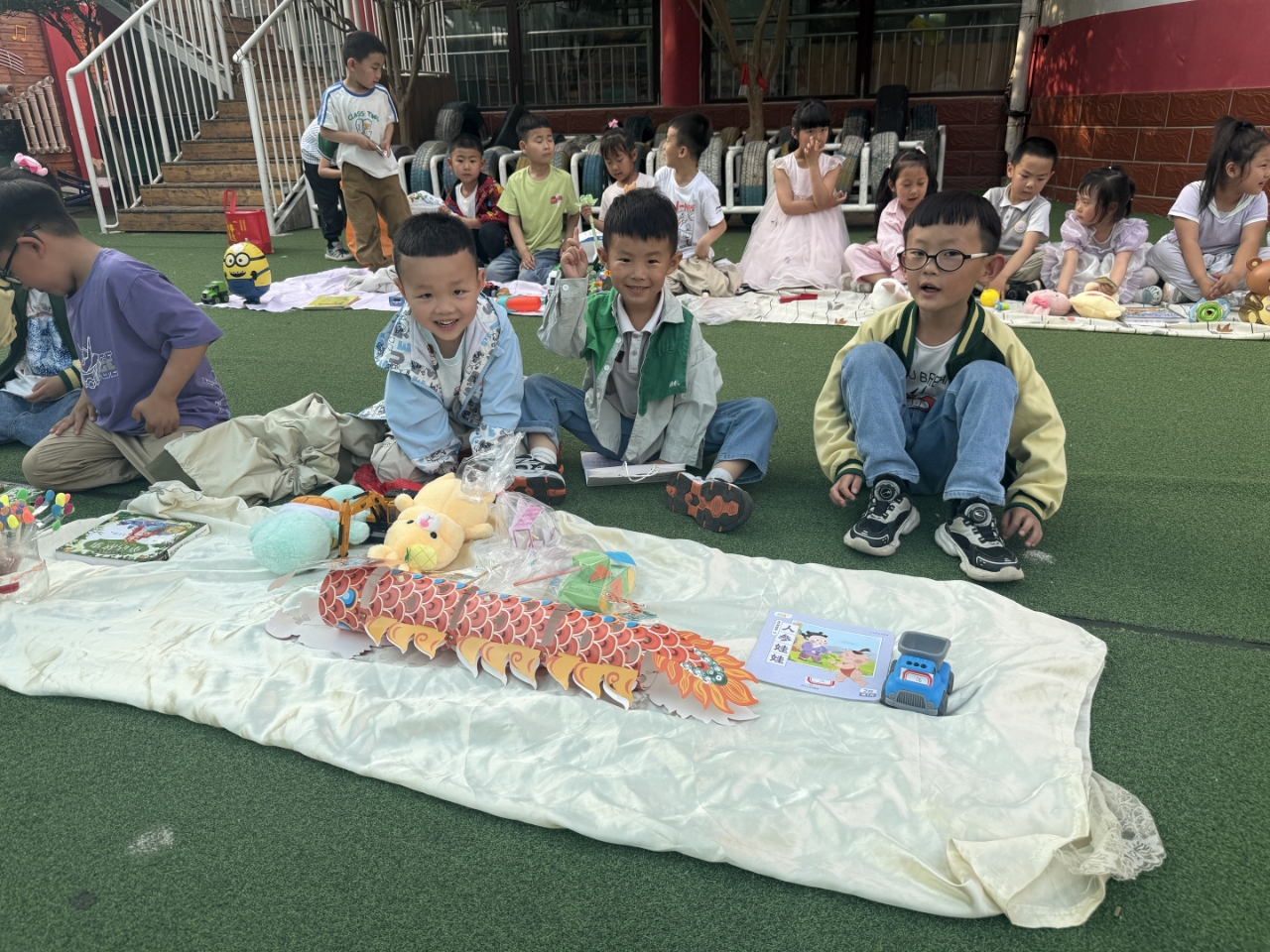 保定市满城区：小手传大爱 温暖共成长_fororder_孩子们在各自摊位前高兴地等待着 摄影 严幸