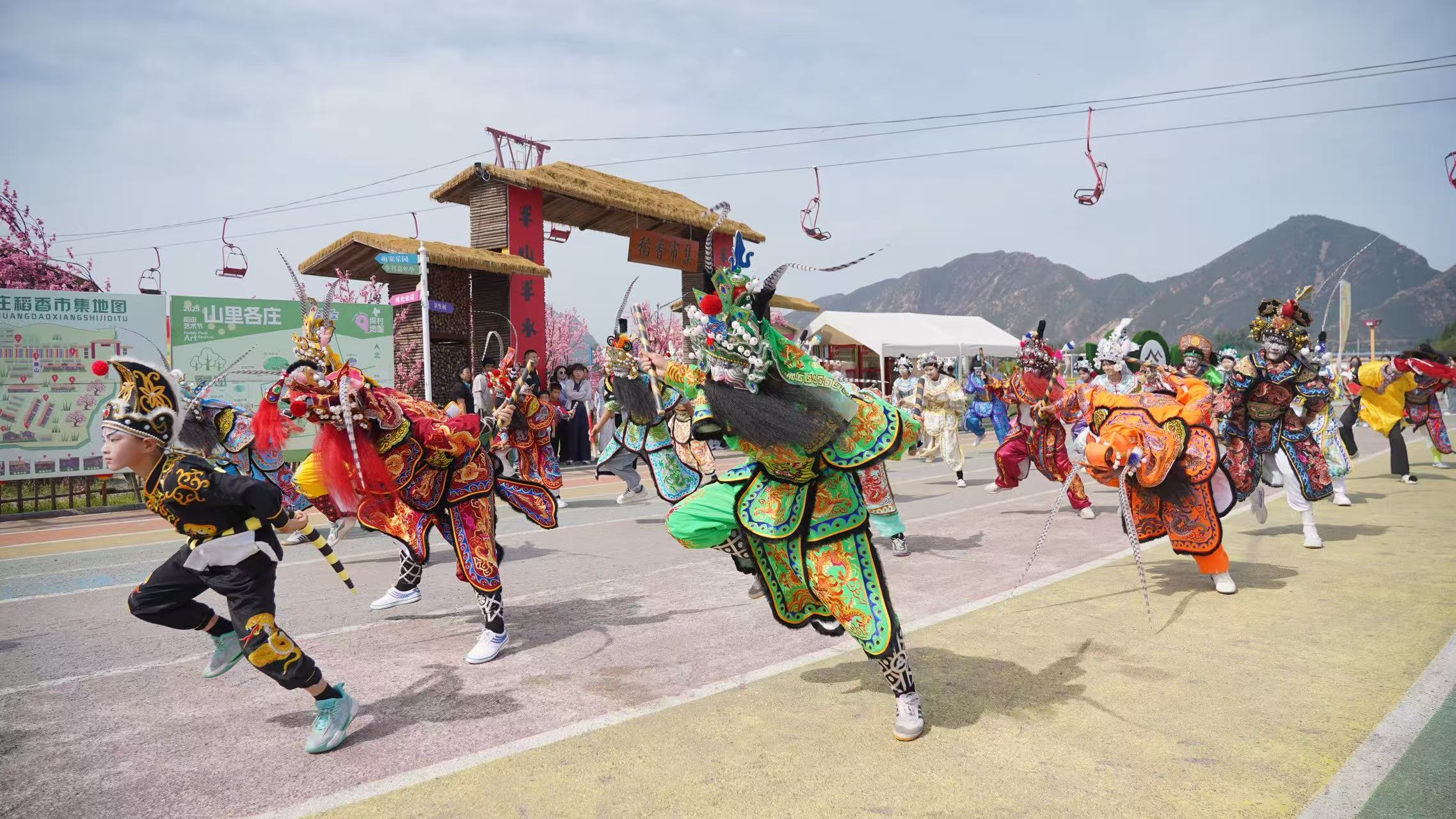 遵化：国庆假期旅游市场热力十足_fororder_图为山里各庄英歌舞表演  山里各庄景区供图