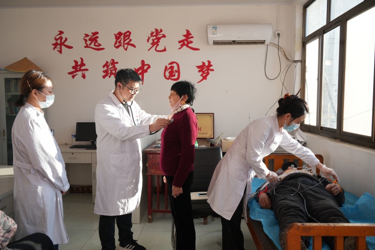 图片默认标题_fororder_图为医护人员为群众义诊。遵化市残联供图