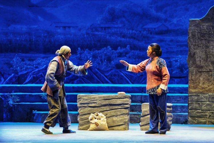 河北迁安：大型原创现代评剧《新的长城》在京演出_fororder_12月16日晚，迁安原创评剧《新的长城》在北京市朝阳剧场上演。张泽慧摄 (5)