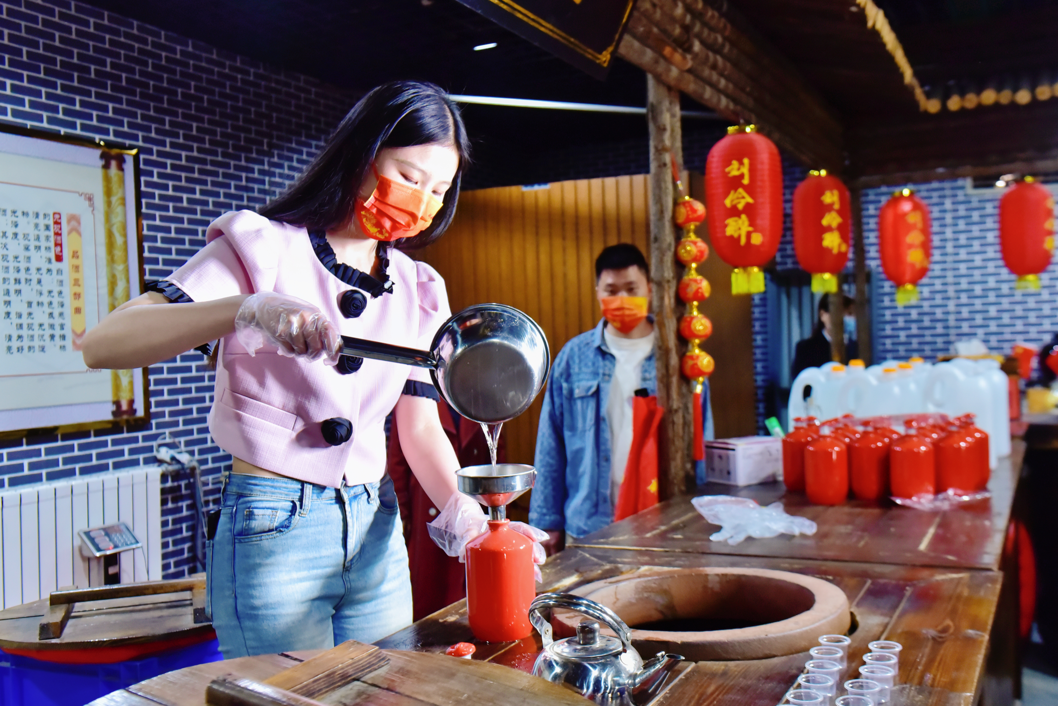 “国保单位”刘伶醉烧锅遗址：赴一场跨越千年的文化之约_fororder_游客化身“非遗”传承人，调制一壶美酒。刘博摄