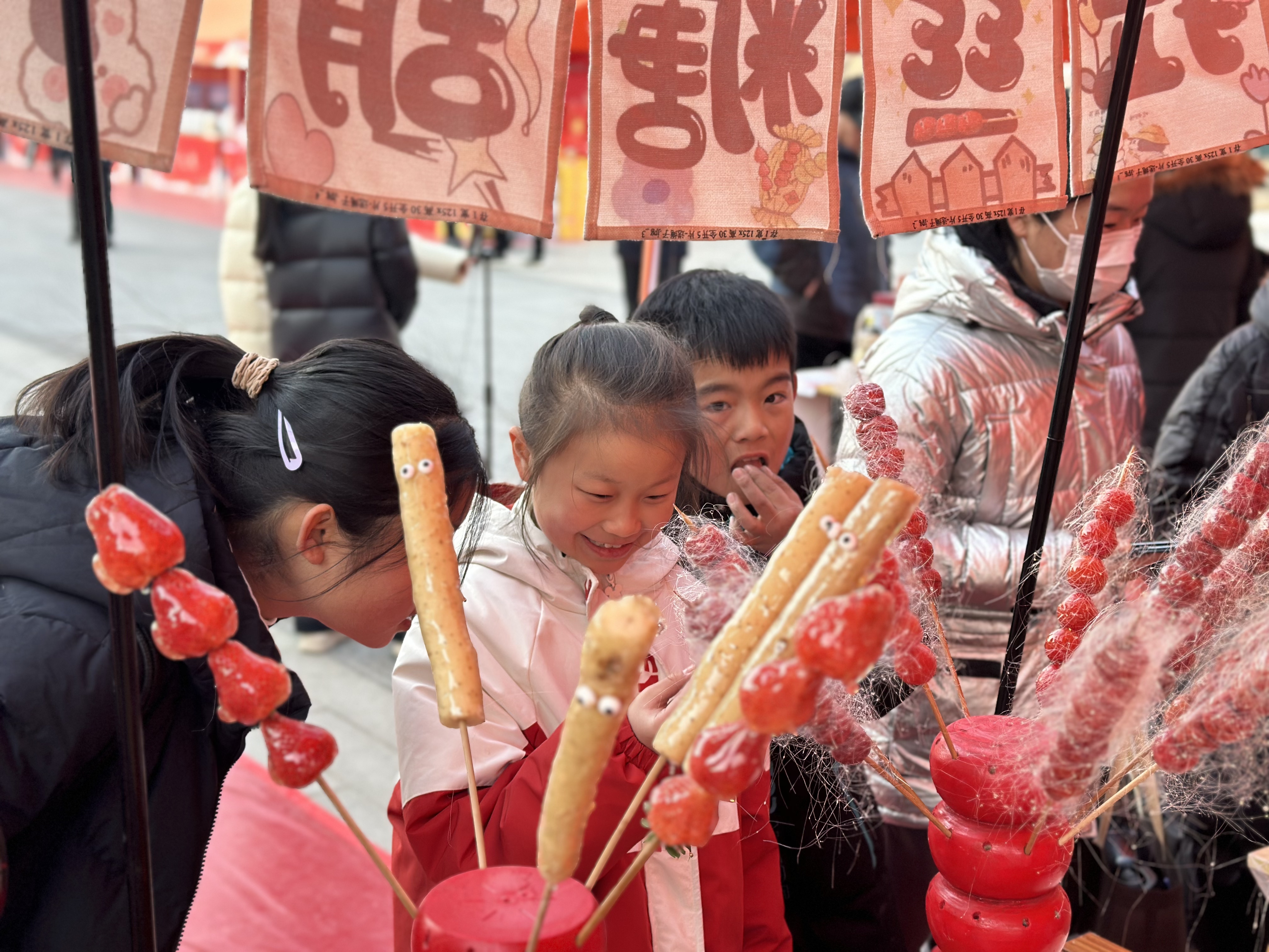 河北保定：年货大集点燃新春烟火气