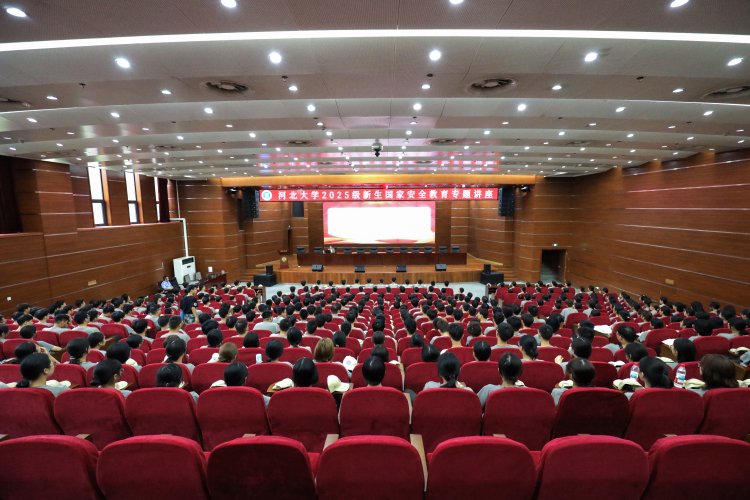 保定市莲池区：国家安全进校园 全面筑牢青春安全防线_fororder_图片二：反诈志愿者结合高校高发的各类诈骗案例，生动讲解电信网络诈骗的识别技巧和防范方法。（张萌摄）