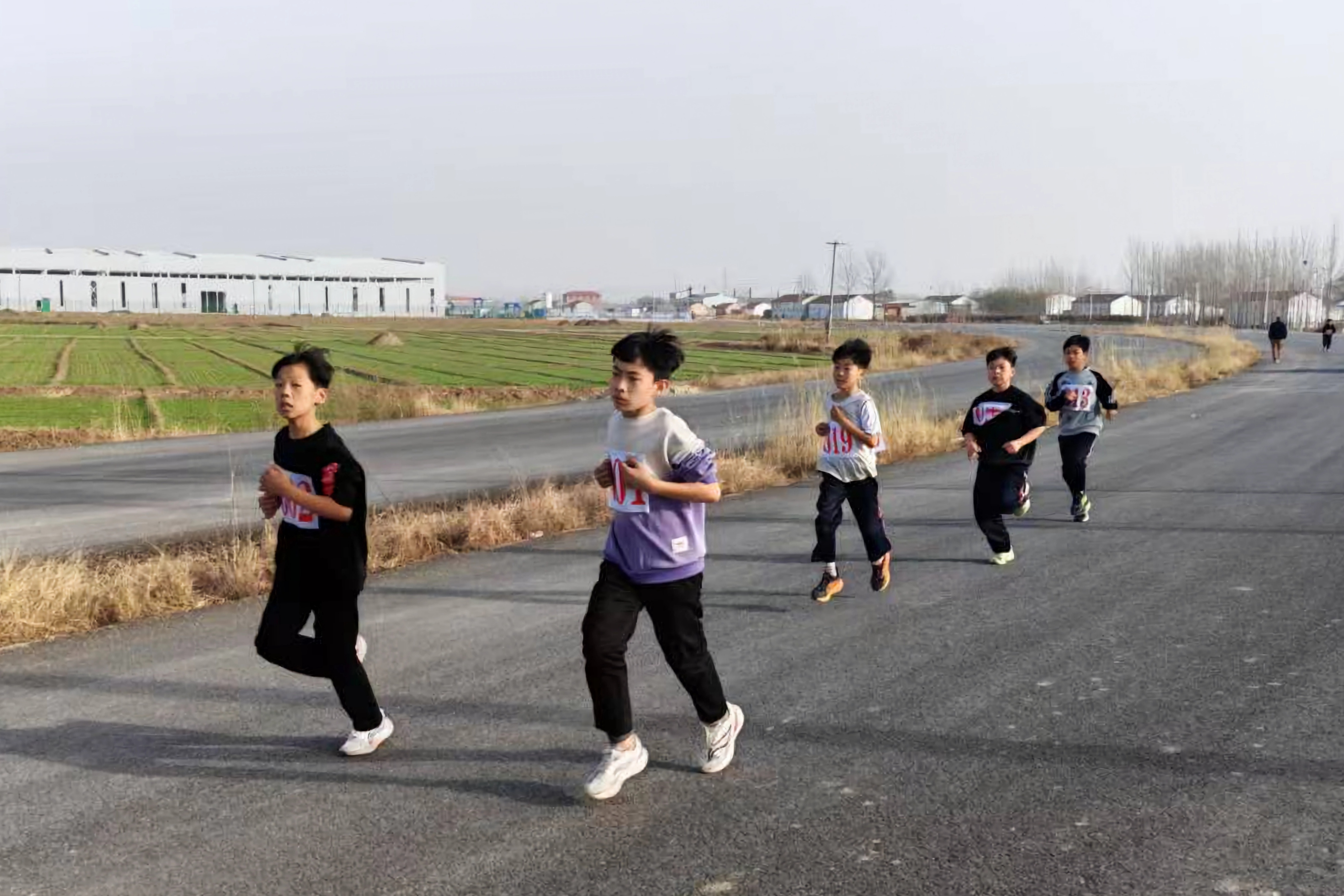 河北孟村：少年逐风展英姿 冬季越野赛火热开跑_fororder_image005