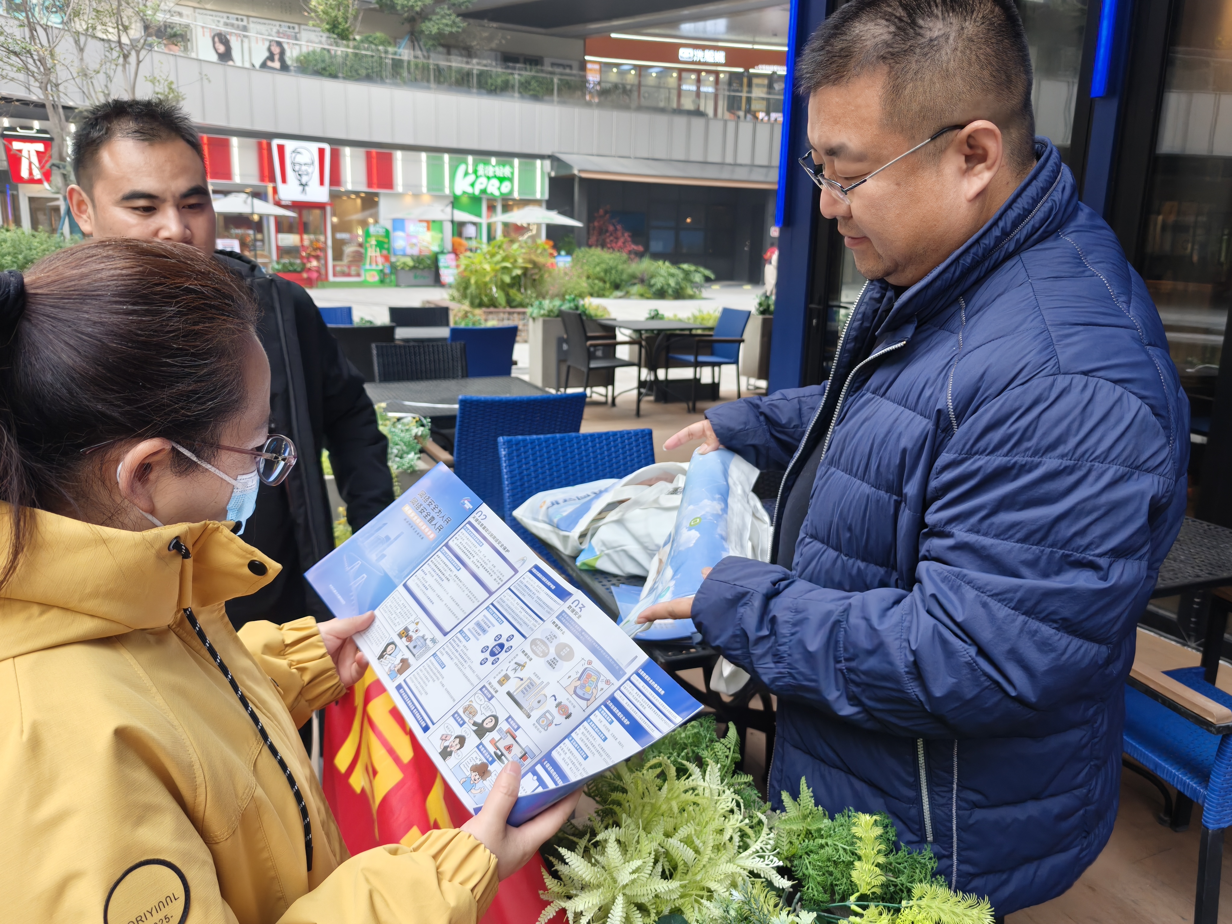 石家庄市委网信办开展“清朗·燕赵净网2025”网络生态治理专项行动主题宣传进商超活动_fororder_829805cb040c947a11668f651d196bbf