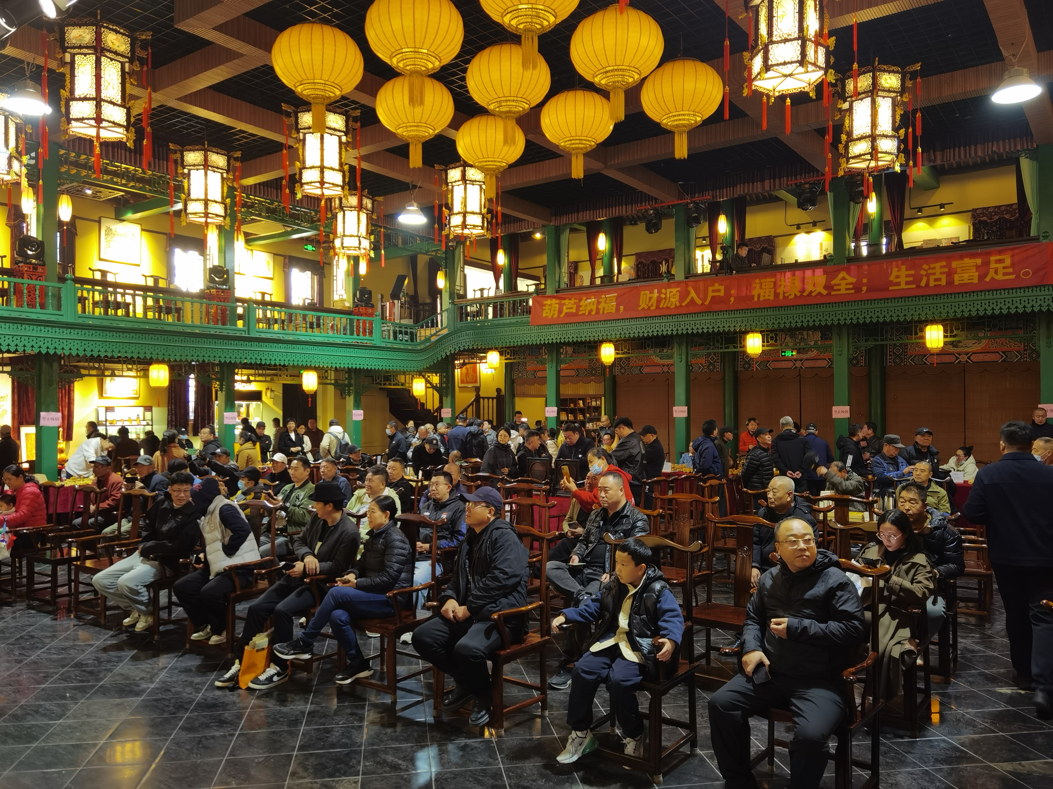 保定市莲池区:“媒体 产业”赋能 探索文玩产销新路径 保定市莲池区:“媒体 产业”赋能 探索文玩产销新路径_fororder_图片四:市民在欣赏葫芦艺术之余,也过足“戏瘾”。