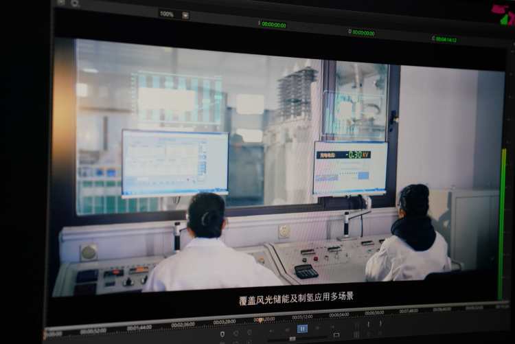 保定清苑：“媒体+直播带岗”搭起就业帮扶桥_fororder_直播现场播放用工企业宣传片。摄影 王磊