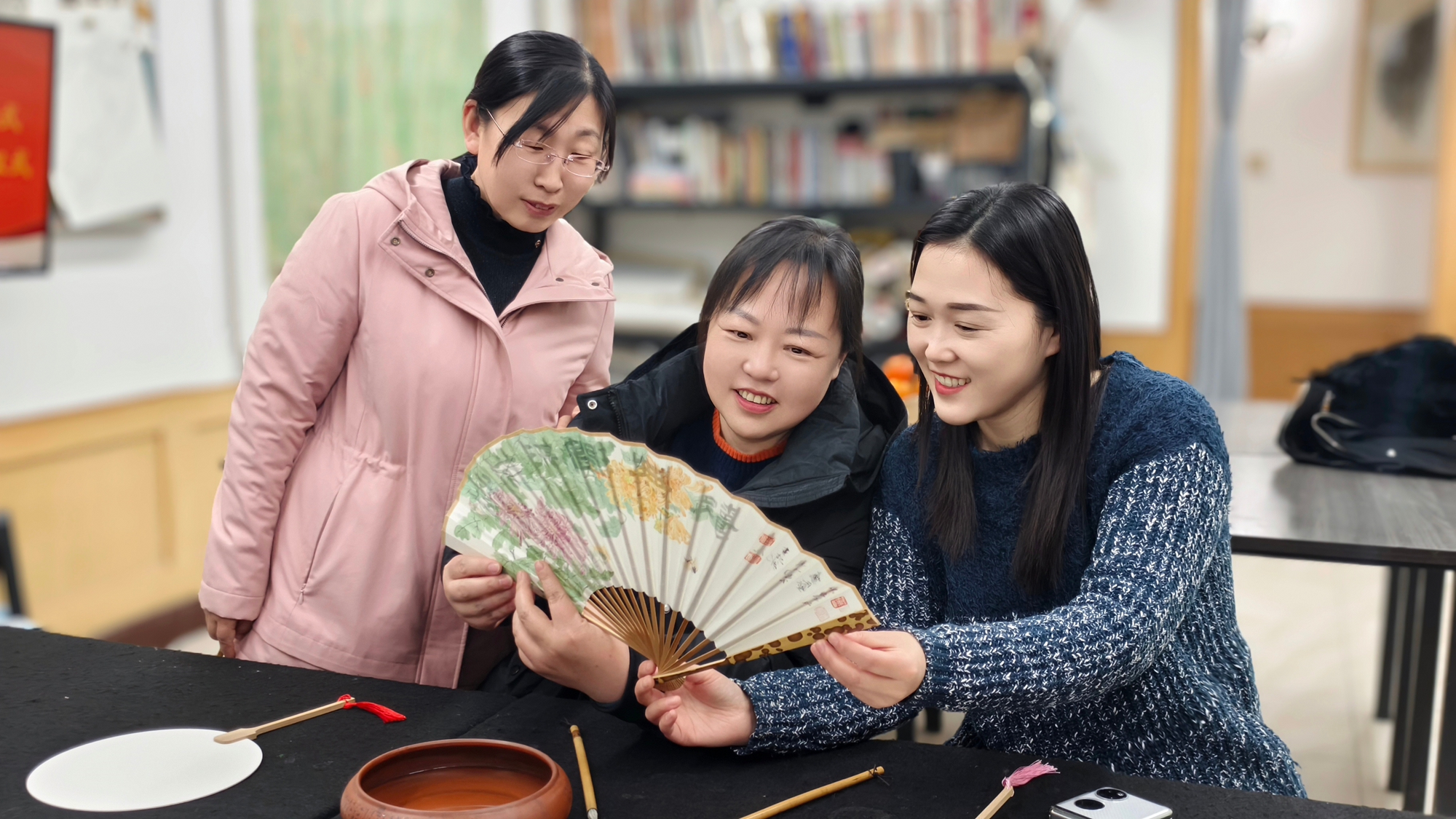 双争有我丨保定市满城区：艺术赋能媒体融合发展_fororder_现场人员自制扇画 摄影 张丽双