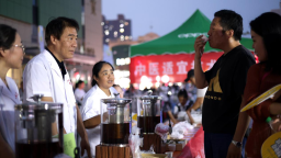 河北泊头：中医惠百姓 夜诊连民心