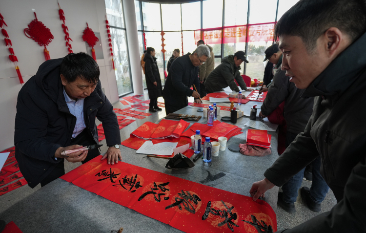 图片默认标题_fororder_喜庆热闹的书写春联现场.JPG