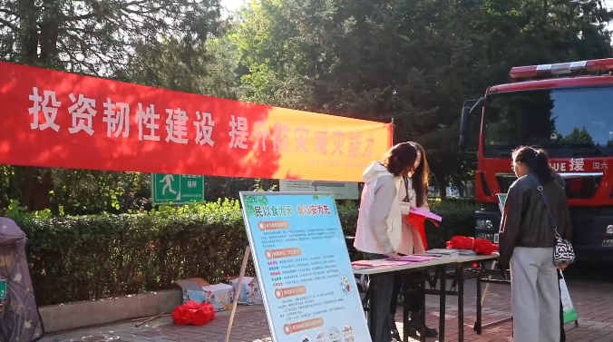 河北遵化：搭建“防灾减灾课堂”筑牢安全防线_fororder_工作人员正在向市民介绍食品安全相关知识。遵化市融媒体中心供图