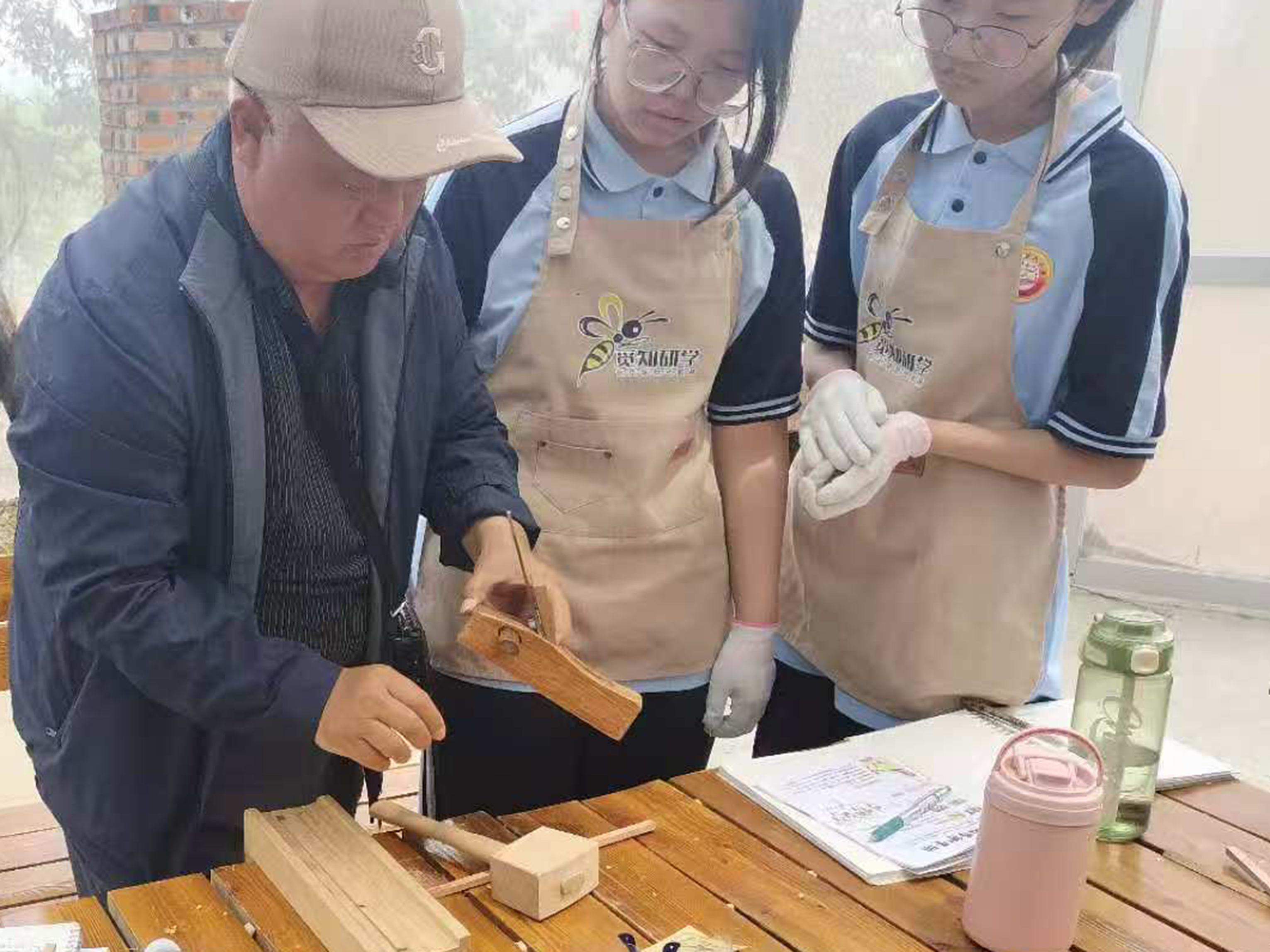 河北唐县：科技赋能农业 劳动启迪成长_fororder_老师正准备为学生做示范 摄像 赵维怡