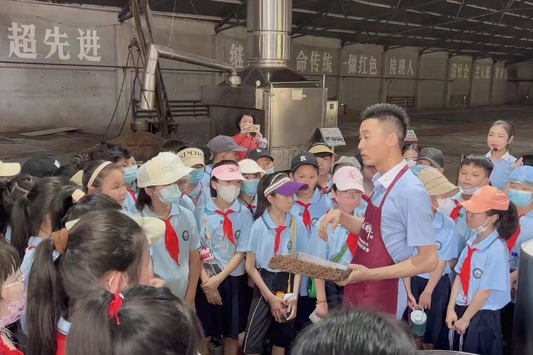 “国保单位”刘伶醉烧锅遗址：赴一场跨越千年的文化之约_fororder_小学生游览刘伶醉烧锅遗址。刘博摄
