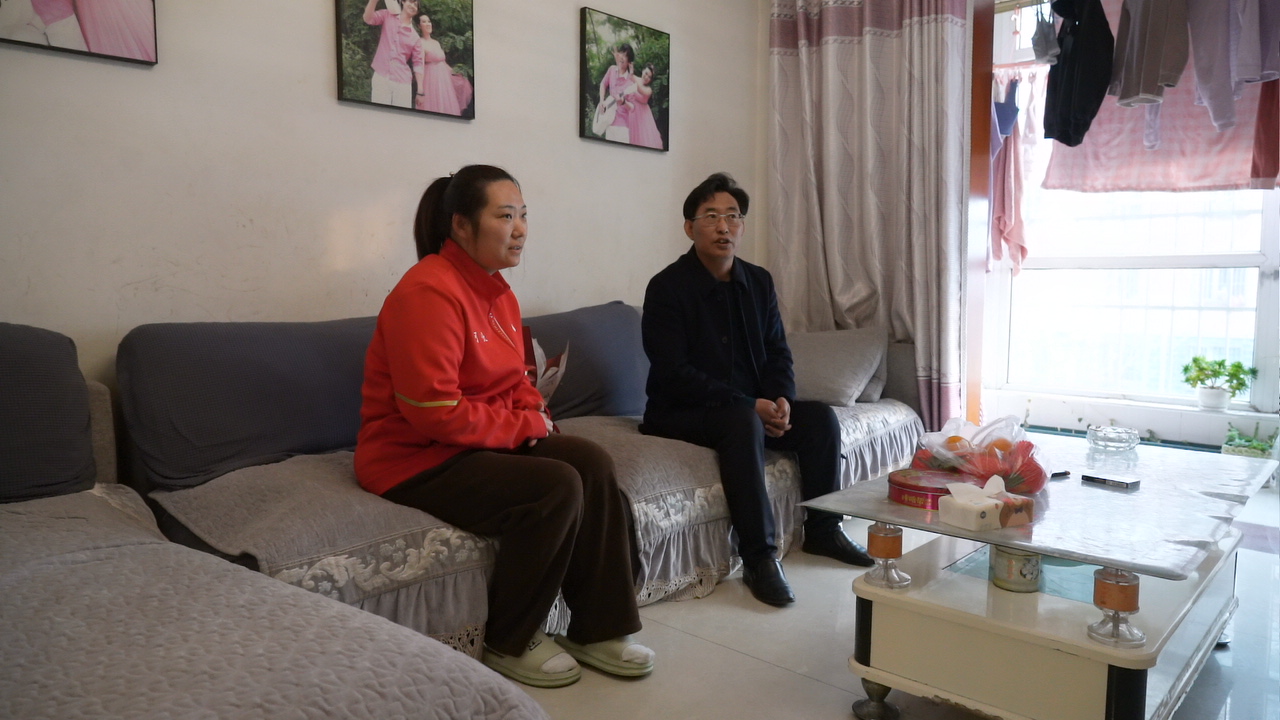 河北迁安：暖心慰问残运健儿 用爱撑起希望蓝天_fororder_慰问残疾运动员郝文华。郭强 摄.JPG