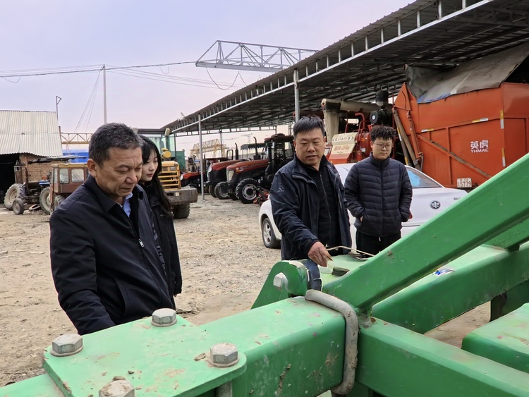保定市满城区：农技服务奏响春耕序曲_fororder_农技人员手持检修仪器对大型农机具进行检修调试 摄影 邱迎新
