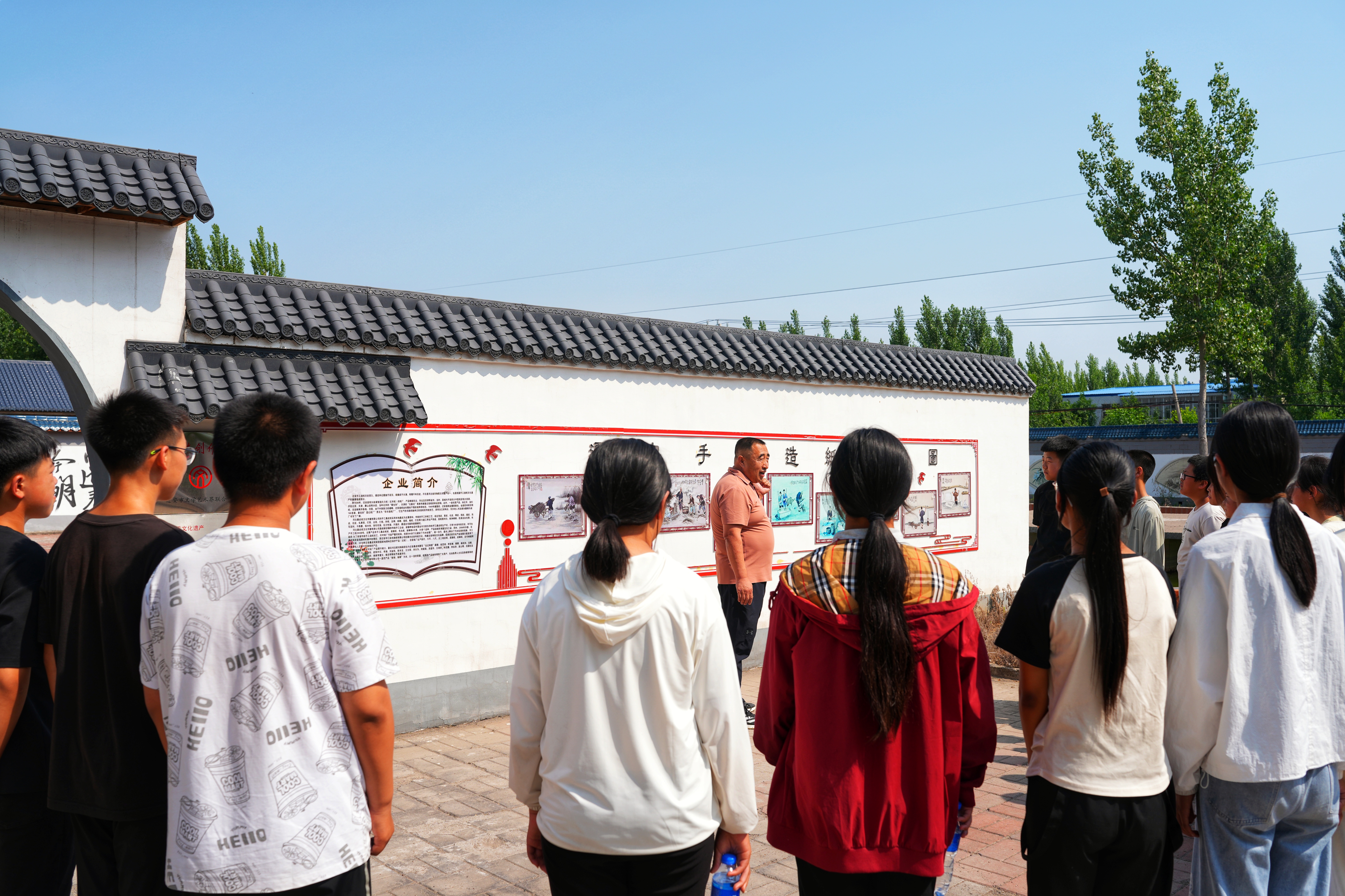河北迁安：童心探非遗 迁纸传薪火_fororder_近日，迁安市阎家店镇完全小学学生正在参观手工造纸工序流程。张泽慧摄