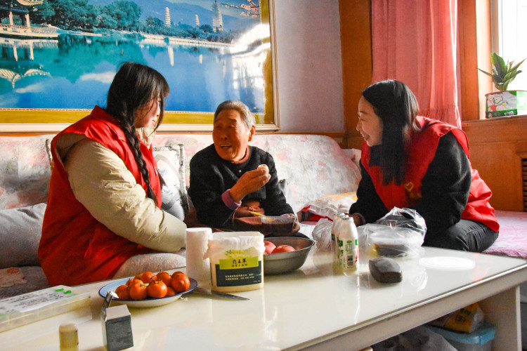 唐山遵化：浓情腊八节 暖心粥飘香_fororder_社区工作者将腊八粥送到老人家中并陪老人用餐。许昊 摄