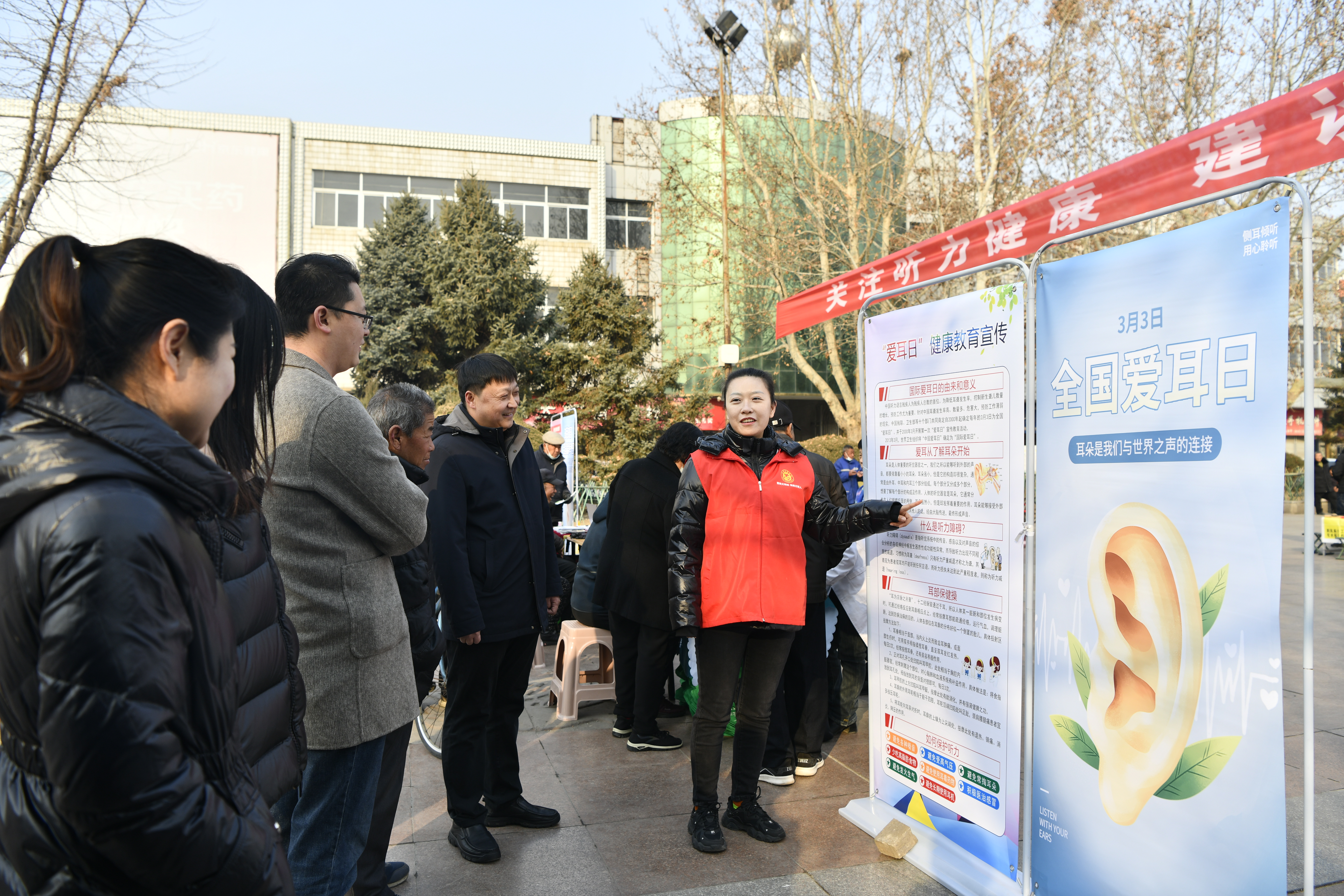 河北迁安：温暖助力 重燃听力残疾人生活希望_fororder_残联志愿者为群众普及爱耳护耳知识。梁玉水摄.JPG