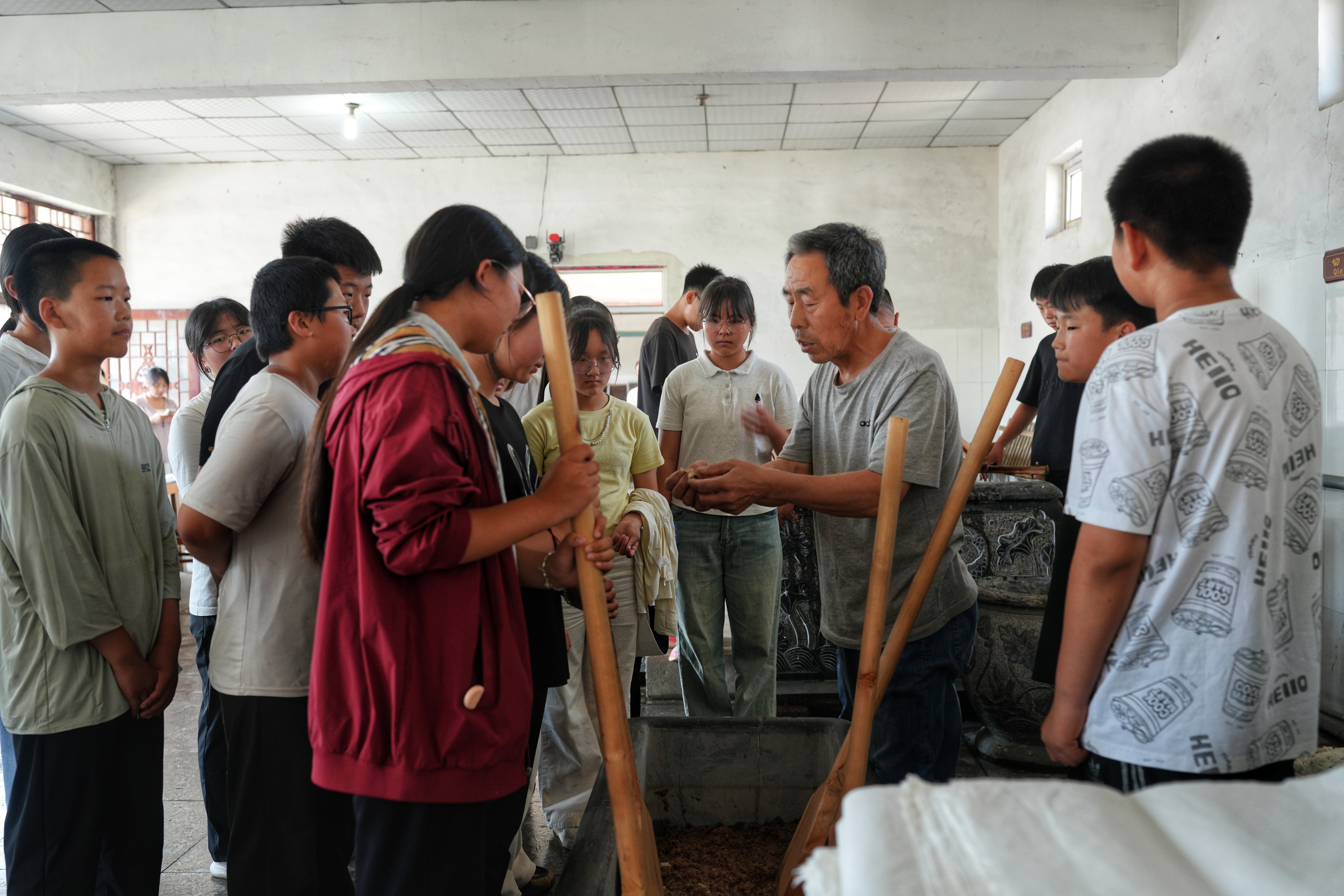 河北迁安：童心探非遗 迁纸传薪火_fororder_近日，迁安市阎家店镇完全小学学生正在体验手工造纸捣堆工序。张泽慧摄