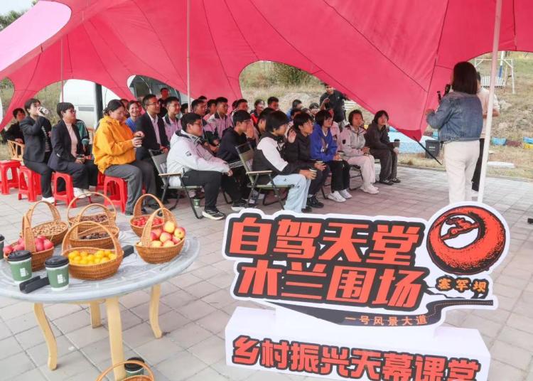 “天幕课堂”开讲，“新农人”学艺促振兴_fororder_202510170fd861c4879b4c25bc424e4fa5d3c0b9_df0f1fa598e94a81af21282670590022 (1)