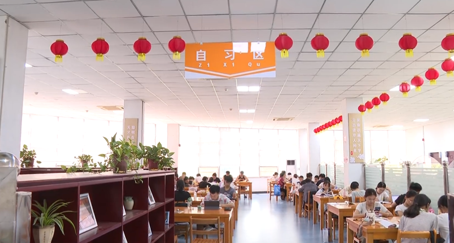 石家庄市鹿泉区：暑期到来不“躺平” 图书馆里忙“充电”_fororder_图片1