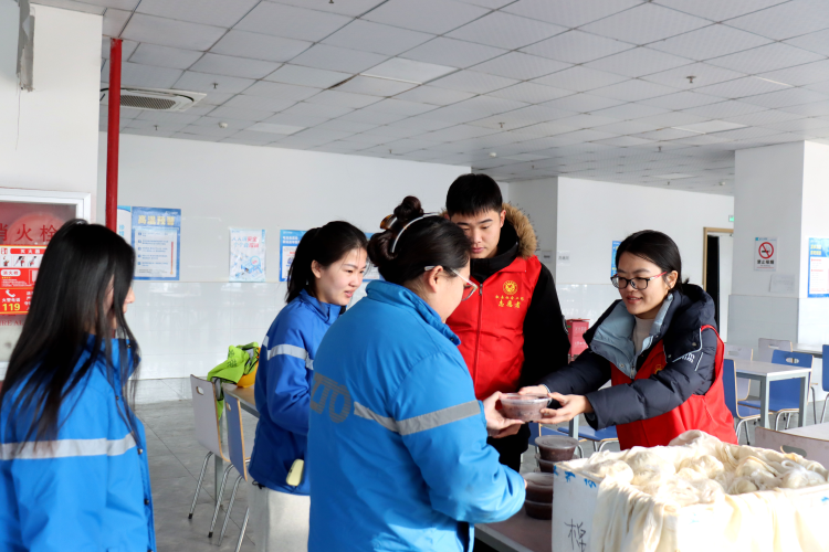 河北献县：腊八粥香暖寒冬 真情关怀润人心_fororder_图片 4