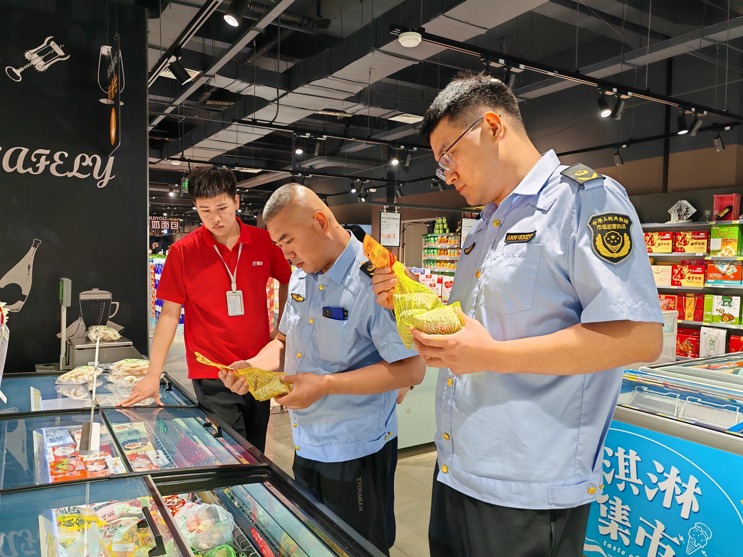 保定市满城区开展端午节前食品安全专项检查_fororder_满城区市场局执法人员查看粽子包装标识 摄影 刘鑫宇